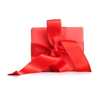 Beyaz arka planda güzel bir Noel hediyesi kutusu