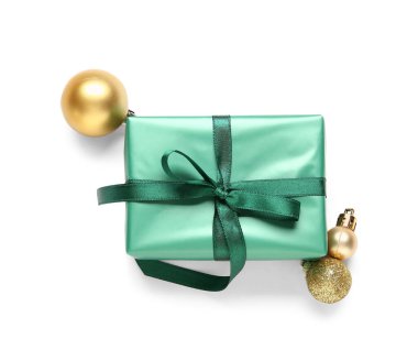 hediye kutusu ve Noel topları beyaz zemin üzerine