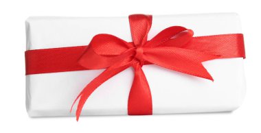 Beyaz arka planda güzel bir Noel hediyesi kutusu