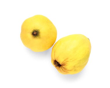 Beyaz arkaplanda taze quinces