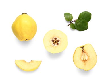 Beyaz arka planda yeşil yapraklı taze ayva balıkları