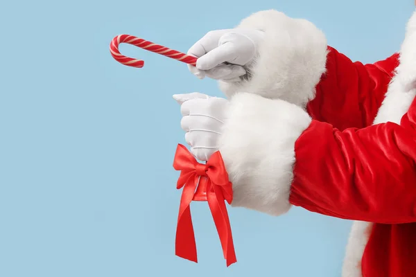 Santa Claus Håller Jul Klocka Med Röd Rosett Och Godis — Stockfoto