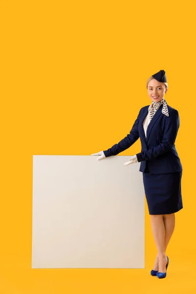Jovem Aeromoça Com Cartaz Branco Fundo Amarelo — Fotografia de Stock