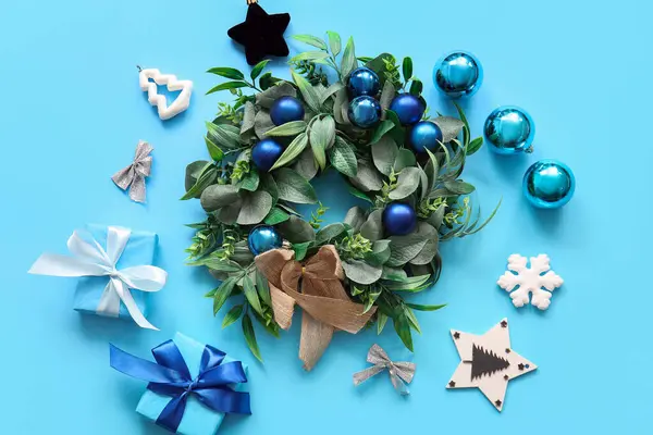 Рождественский Венок Омелы Шариками Подарочными Коробками Синем Фоне — стоковое фото
