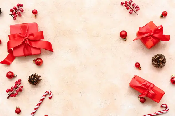 Κόκκινα Κουτιά Δώρου Μπάλες Χριστουγέννων Κουκουνάρι Και Καραμέλα Μπεζ Φόντο — Φωτογραφία Αρχείου