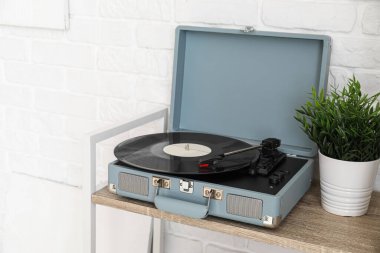 Tahta rafta vinil diski olan kayıt çalar