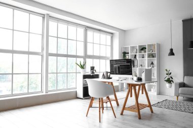 Işık ofisinin içindeki programcının çalışma yeri