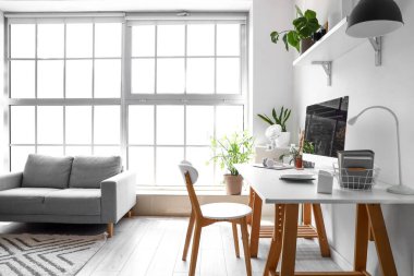 Işık ofisinin içinde bilgisayar bulunan programcının çalışma alanı