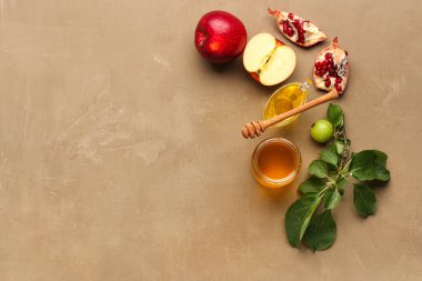 Rosh Hashanah kutlaması (Yahudi Yeni Yılı) için kahverengi arka planda bal ve elma kavanozu.