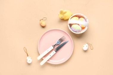 Renk arkaplanında Paskalya dekoru olan güzel masa ayarları