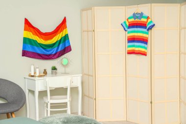 LGBT bayrağı, tablo ve katlama ekranlı soyunma odasının içi