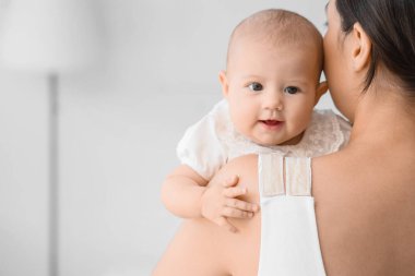 Mutlu bir anne ve evde küçük şirin bir bebek