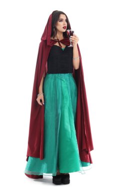 Beyaz arka planda içki içen genç cadı.