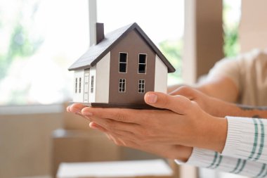 Taşındığı gün odalarında model olan mutlu genç çift, yakın plan.