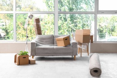 Taşındığı gün oturma odasında esnek ambalajlı ve karton kutulu kanepe