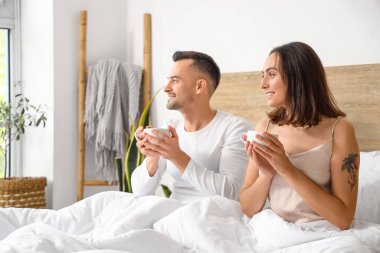 Genç çift yatak odasında uyuyor.