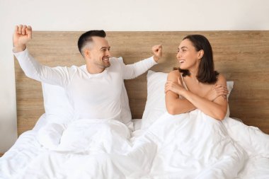 Genç çifti yatak odasında uyandır.