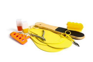 Beyaz arka planda izole edilmiş tırnak cilasıyla pedikür için profesyonel araçlar