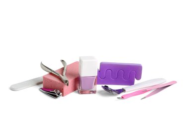 Beyaz arka planda izole edilmiş tırnak cilası ile pedikür için profesyonel araçlar