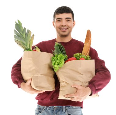 Beyaz arka planda alışveriş torbaları olan genç bir adam.