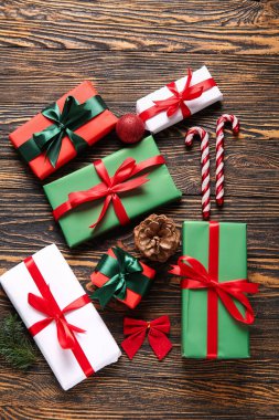 Hediye kutuları ve Noel dekorasyonları ahşap arka plan üzerinde