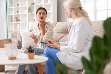 Evde doktorlu genç bir Asyalı kadın var.