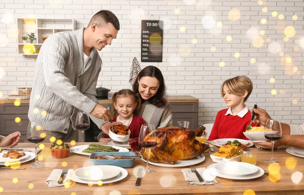 Şükran Günü 'nde mutlu bir aile yemek yiyor.