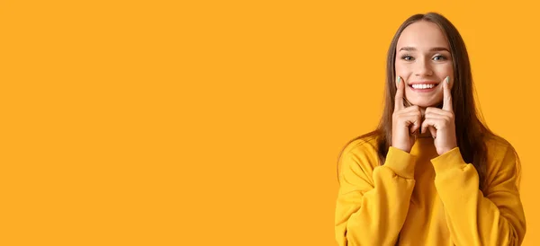 Jovem Muito Sorridente Fundo Amarelo Com Espaço Para Texto — Fotografia de Stock