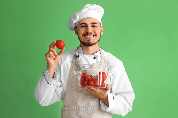 Chef Masculino Con Tomates Frescos Sobre Fondo Verde — Foto de Stock