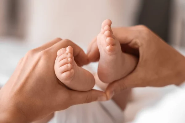 Las Manos Madre Con Pequeñas Piernas Bebé Cama Casa —  Fotos de Stock
