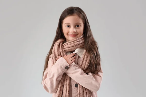 軽い背景の冬の服の小さな女の子 — ストック写真