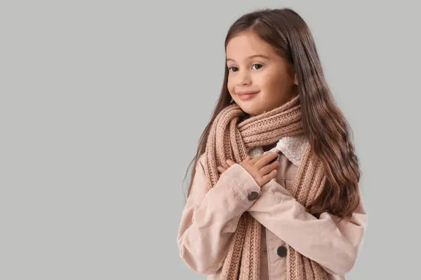 軽い背景の冬の服の小さな女の子 — ストック写真