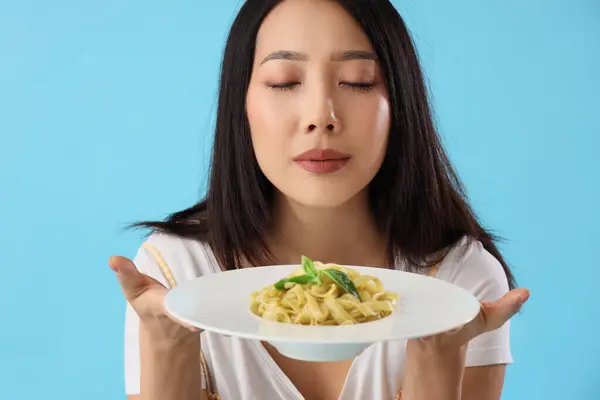 Jonge Aziatische Vrouw Met Lekkere Pasta Blauwe Achtergrond Close — Stockfoto
