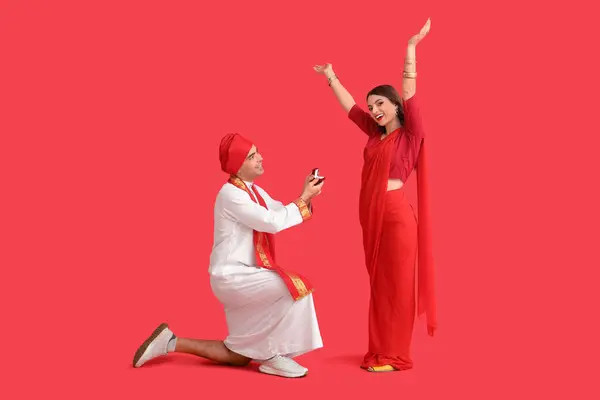 Junger Inder Mit Verlobungsring Macht Seiner Geliebten Freundin Auf Rotem — Stockfoto