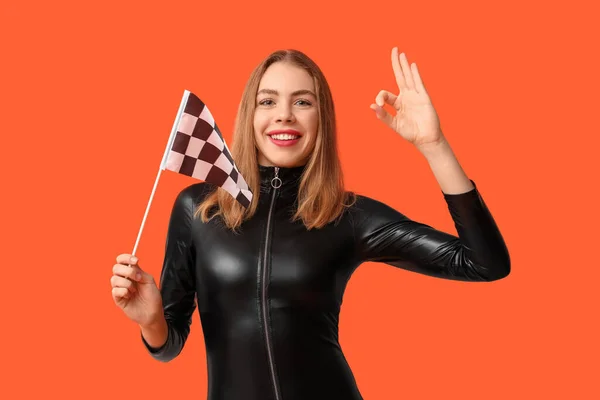 Yarış Bayrağı Taşıyan Güzel Genç Bir Kadın Kırmızı Arka Planda — Stok fotoğraf