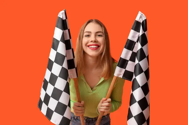Glad Ung Kvinna Med Racing Flaggor Röd Bakgrund — Stockfoto
