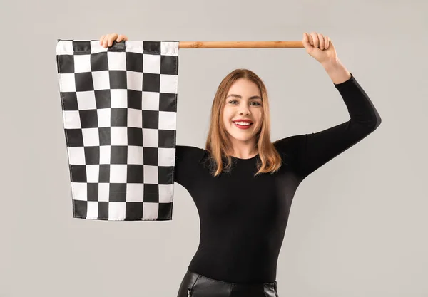 Glad Ung Kvinna Med Racing Flagga Grå Bakgrund — Stockfoto