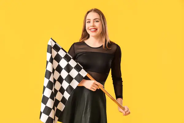Sarı Arka Planda Yarış Bayrağı Olan Güzel Genç Bir Kadın — Stok fotoğraf