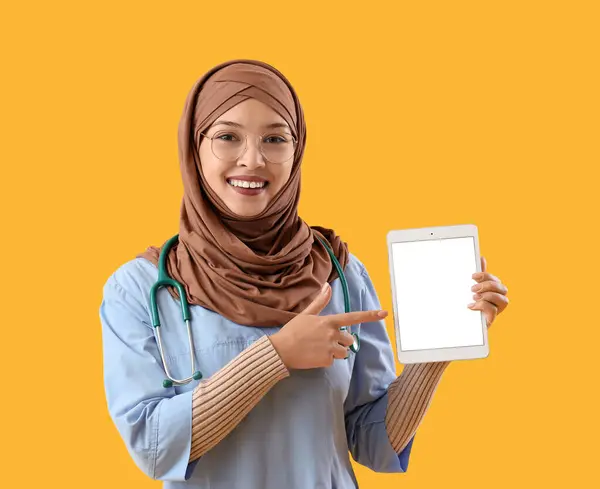 Muslim Medical Intern Tablet Computer Yellow Background — Stock Photo, Image