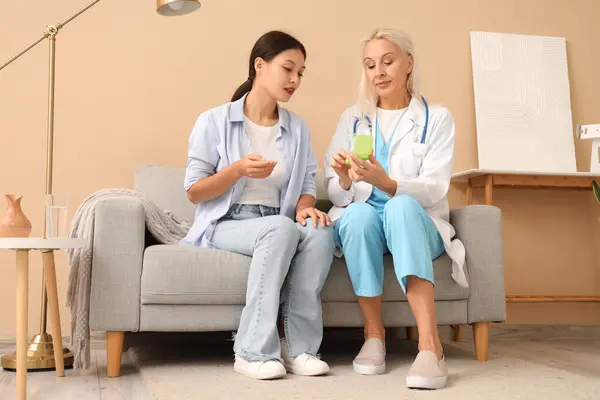 Female Doctor Giving Patient Pills Home — Stock Photo, Image