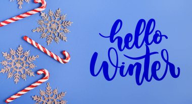 Mavi arkaplanda Hello Kışına ve Noel dekoruna sahip afiş