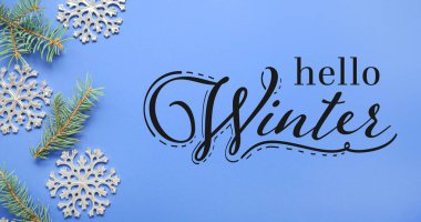 Yazılı afiş Hello Kışları, kar taneleri ve mavi arkaplanda köknar ağacı dalları