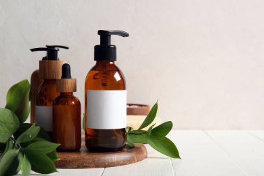 Masada farklı şampuan şişeleri var.