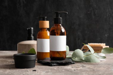 Masada şampuan ve krema şişeleri