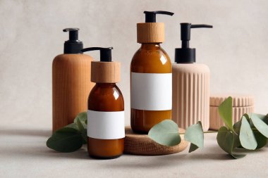 Beyaz arka planda farklı şampuan şişeleri.