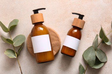 Beyaz arka planda şampuan şişeleri