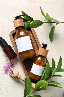 Beyaz arka planda şampuan ve deniz tuzu şişeleri