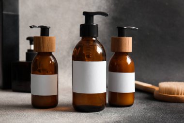 Gri arka planda şampuan şişeleri