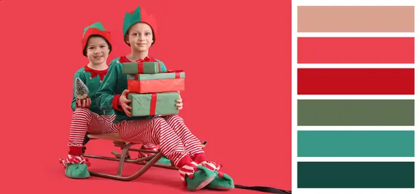 Nette Kleine Jungen Elfenkostümen Mit Weihnachtsgeschenken Und Schlitten Auf Rotem — Stockfoto