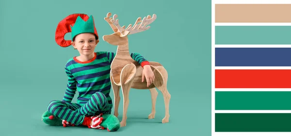 Netter Kleiner Junge Elfenkostüm Und Mit Hölzernen Rentieren Auf Grünem — Stockfoto